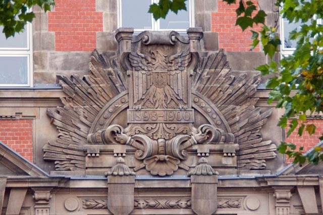 City_Gorch-Fock-Wall_Oberpostdirektion_Erweiterungsbau_Wappen