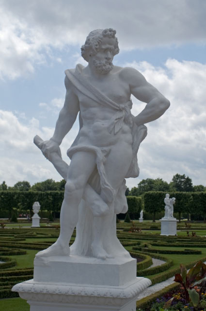 Grosser_Garten-Grosses_Parterre-Statuen_04_Herkules_Loewe