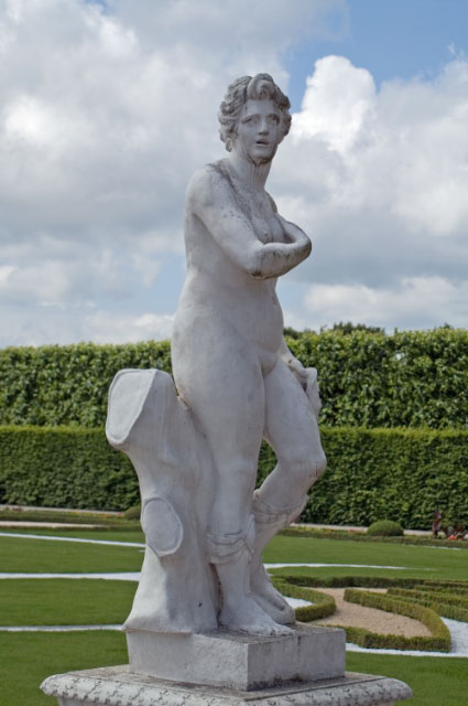 Grosser_Garten-Grosses_Parterre-Statuen_07_Thalia