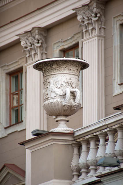 Sankt_Petersburg_Marienpalast_Eingang_vase