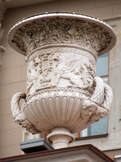 Sankt_Petersburg_Marienpalast_Eingang_vase_XL