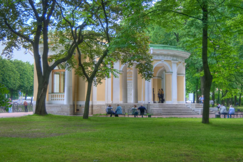 Sankt_Petersburg_Michailowski-Palais_Garten_Pavillon-Rossis