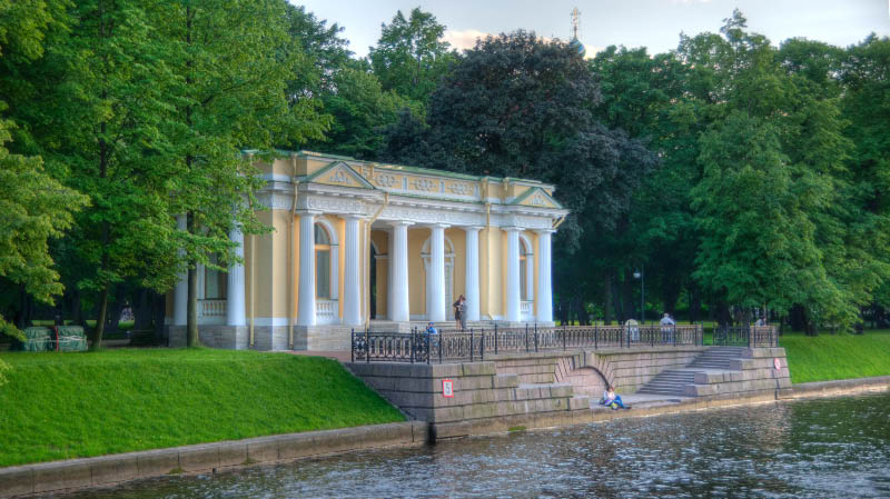 Sankt_Petersburg_Michailowski-Palais_Garten_Pavillon-Rossis_2