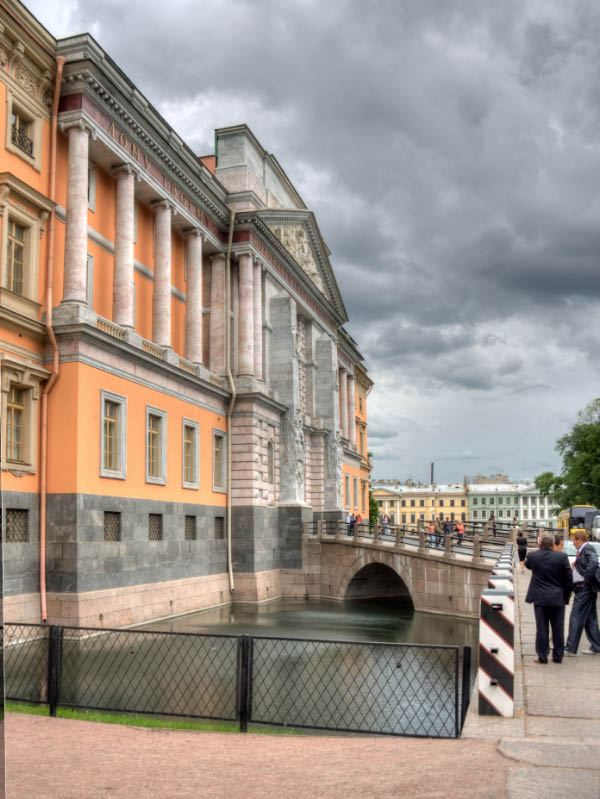Sankt_Petersburg_Mikhailovsky-Schloss_Woskressenski-Kanal_0