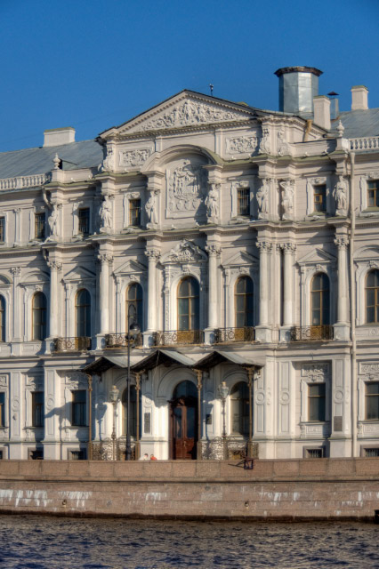 Sankt_Petersburg_Neue-Michajlowski-Palast_a_Eingang-1
