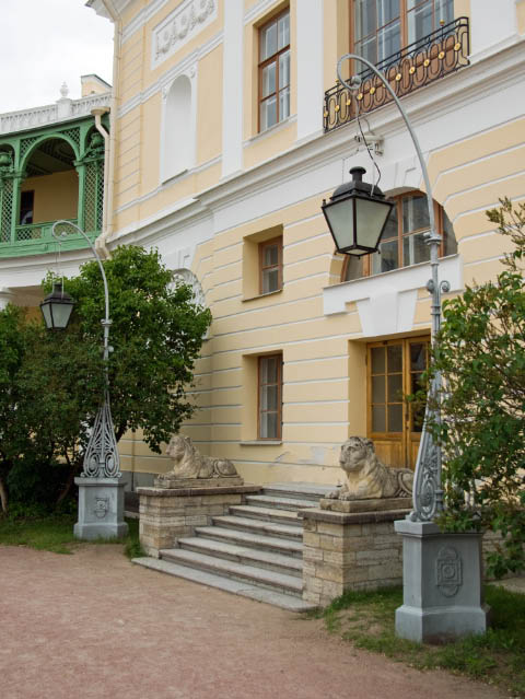 Pawlowsk-Palast-Seitenfluegel-rechts-Eingang