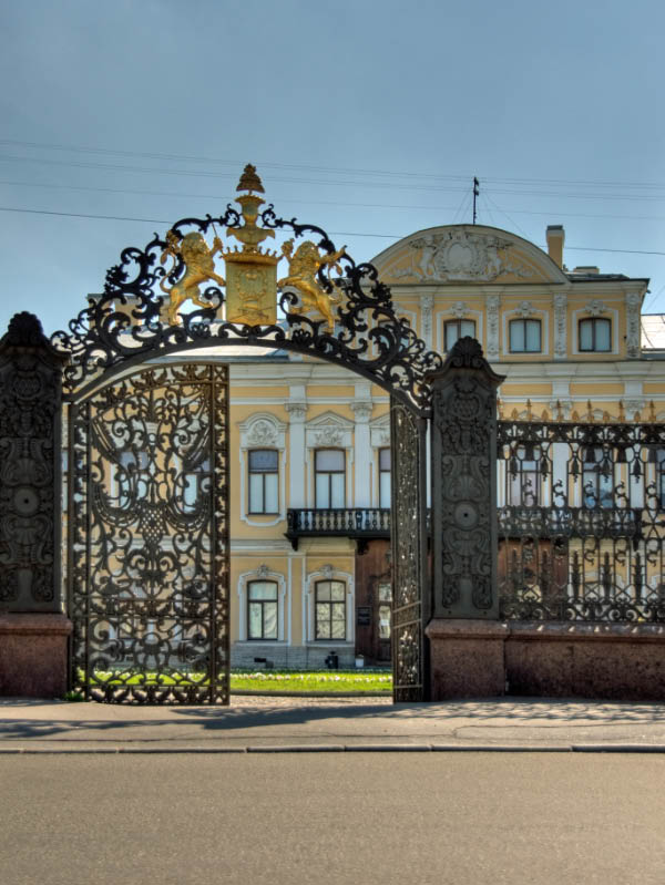 Sankt_Petersburg_Scheremetew-Palast_3_Tor