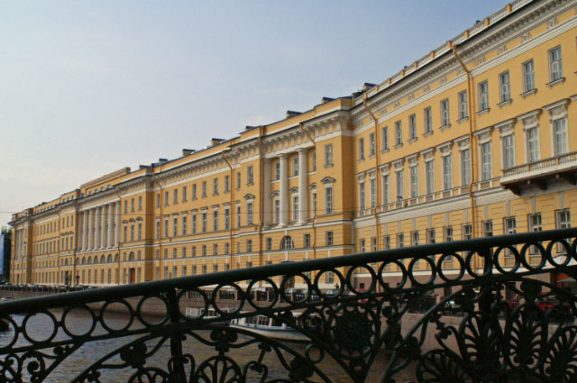 Sankt_Petersburg_Schlossplatz_Moika_Generalstab_2005_b