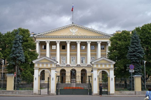Sankt_Petersburg_Smolny_Institute_2005_b