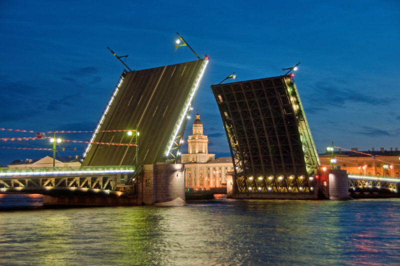 Sankt_Petersburg_Dworzowy-Bridge_2009_Nacht_a