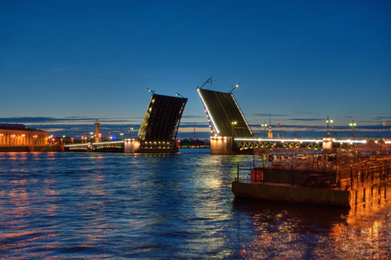 Sankt_Petersburg_Dworzowy-Bridge_2009_Nacht_b