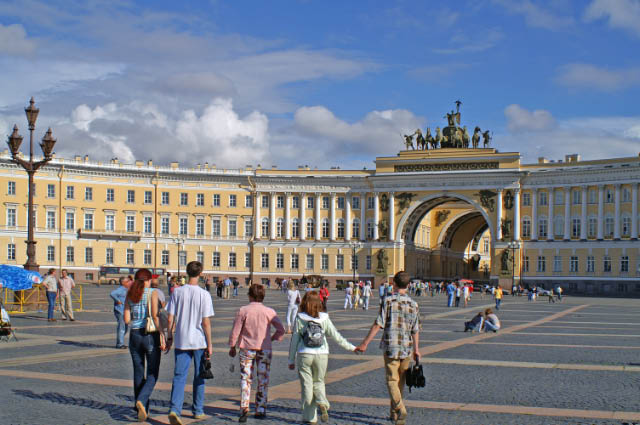 Sankt_Petersburg_Schlossplatz_Generalstab_2005_h