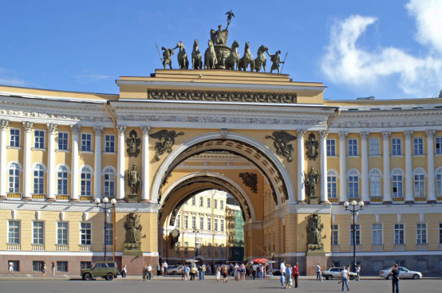 Sankt_Petersburg_Schlossplatz_Generalstab_2005_j