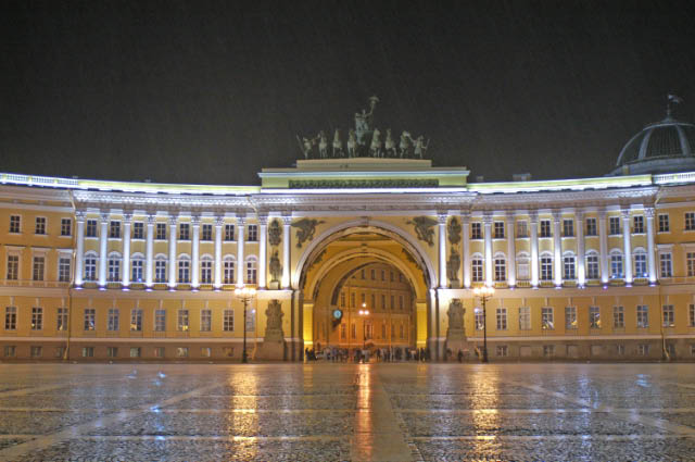 Sankt_Petersburg_Schlossplatz_Generalstab_2005_k