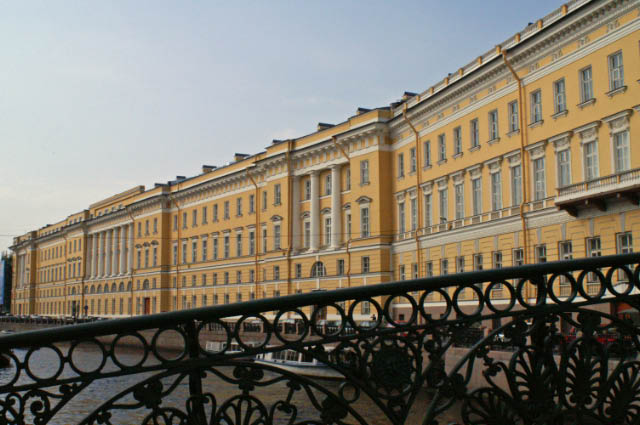Sankt_Petersburg_Schlossplatz_Generalstab_b_2005_Moika