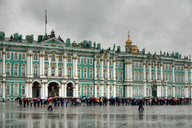 Sankt_Petersburg_Schlossplatz_Winterpalast_Regen