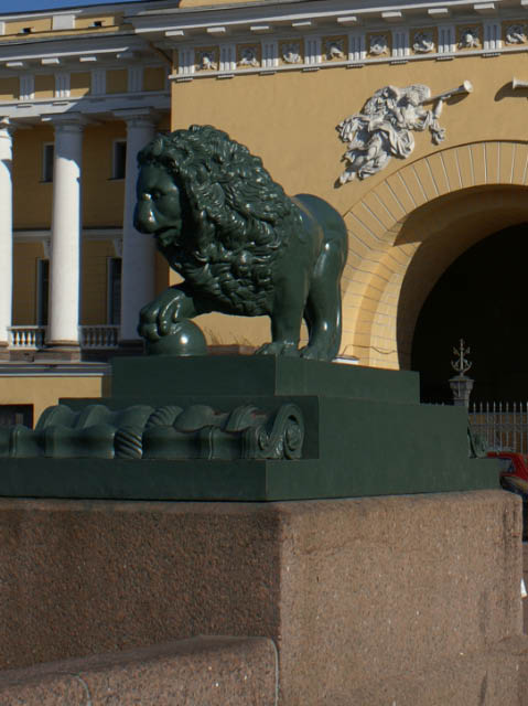 Sankt_Petersburg_y_Anlegestelle_Winterpalast_Loewe