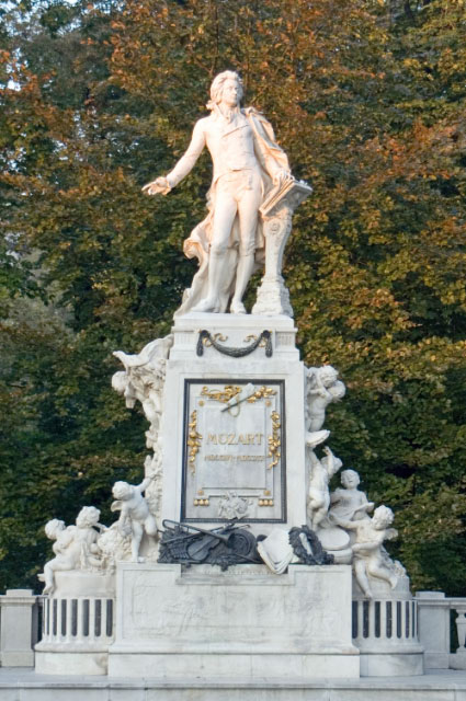 Wien-Hofburg-Burggarten-Mozart-Denkmal-Detail