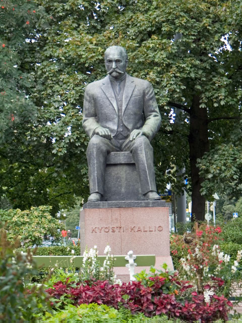 Helsinki_Mannerheimintie_Eduskuntatalo_Kyoesti_Kallio