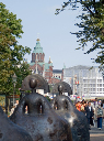 Helsinki_Esplanadenpark_Skulpturen_Manolo_Valdes_Uspenski-Kathedrale