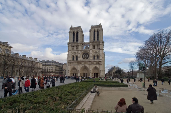 Paris_Cite_Parvis_Notre-Dame_Notre-Dame_de_Paris