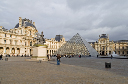 Paris_Louvre_Glaspyramide_Innenhof