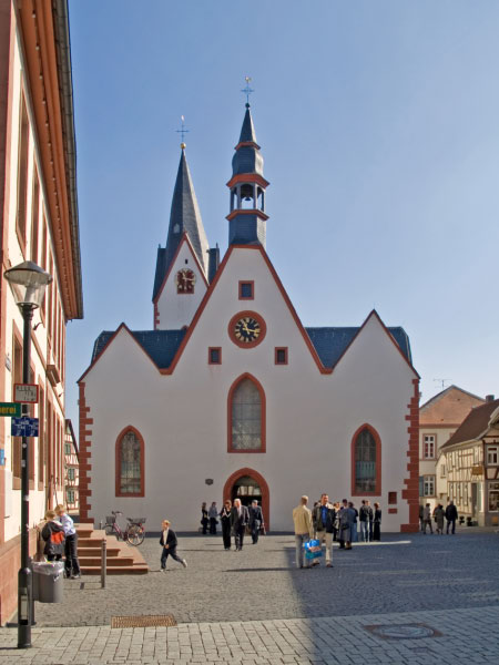 Babenhausen_Marktplatz_Stadtkirche_vorne