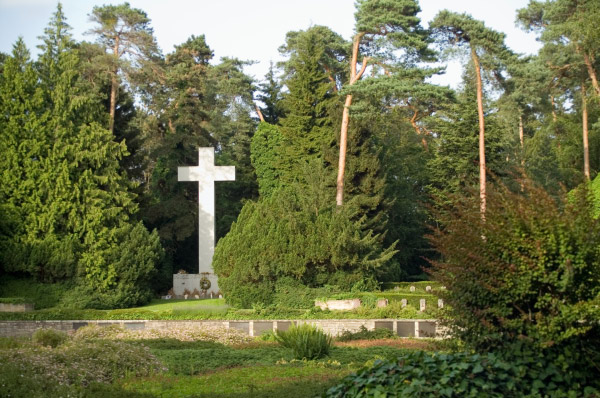 Waldfriedhof_e_R8_Kriegsgraeber_c