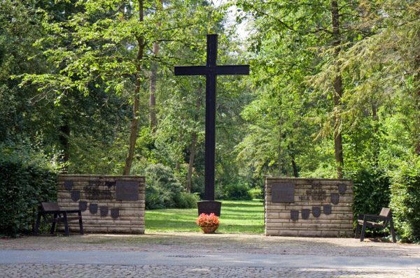 Waldfriedhof_f_L8_Kriegsgraeber_a