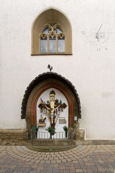 Eppingen_Kirchgasse_Kirche_Longinuskreuz