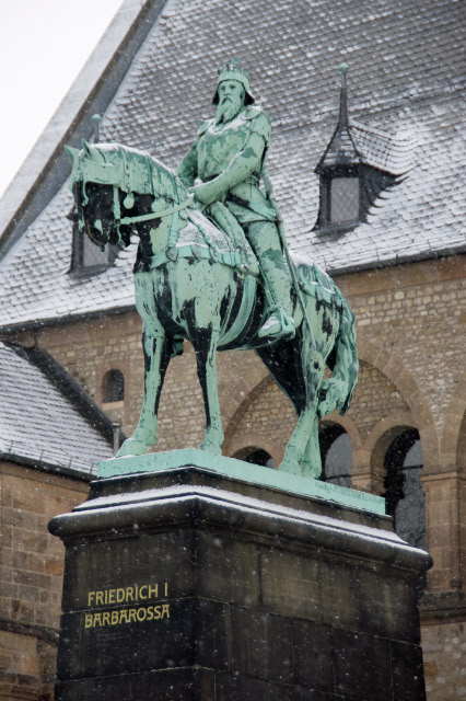 Goslar_Kaiserpfalz_Reiterstandbilder_Friedrich_I_Barbarossa
