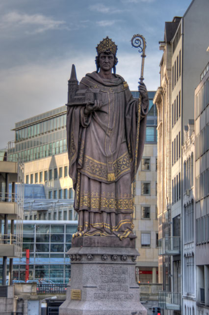 Nikolaifleet_Trostbruecke_Statue_Ansgar_von_Bremen