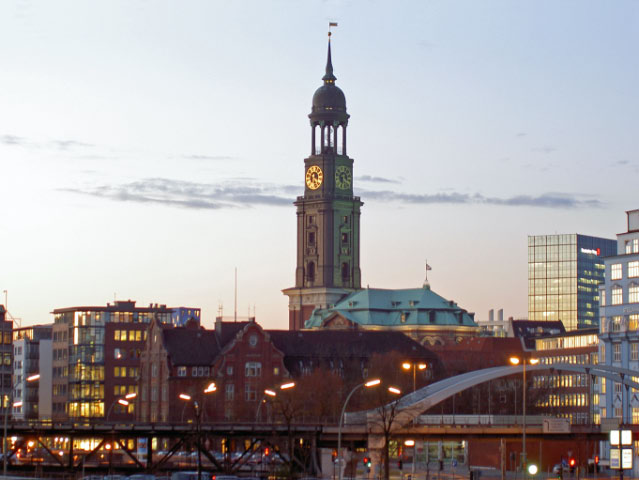 Hamburg-Michaeliskirche-Hafen