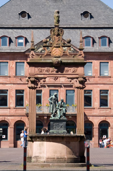Neustaedter_Marktplatz_Brueder_Grimm-Nationaldenkmal