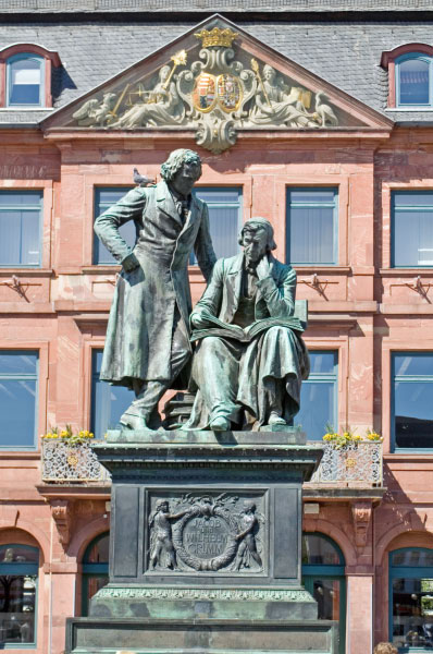 Neustaedter_Marktplatz_Brueder_Grimm-Nationaldenkmal_Detail