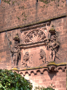 Heidelberg_Schloss_Torturm_Wappen_und_Ritter-1