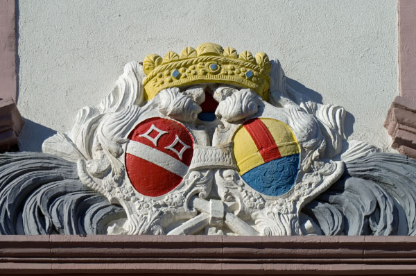 Schulgasse_Schloss-Schule_Portal_Wappen