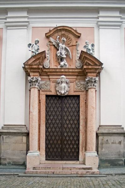 Passau_Schustergasse_14_Jesuitenkirche_St_Michael_Tuer