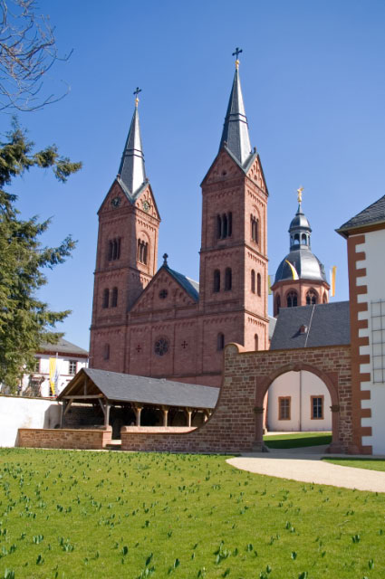 Seligenstadt_Benediktinerabtei_Einhard-Basilika_Kelterhaus_Abteikirche