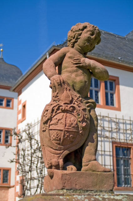 Seligenstadt_Benediktinerabtei_Einhard-Basilika_Konventgarten_Statue_c