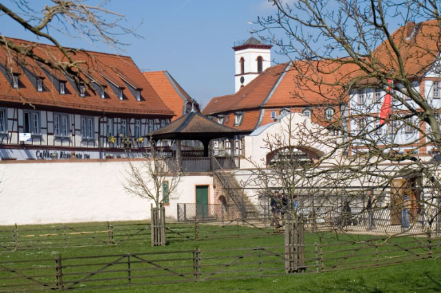 Seligenstadt_Benediktinerabtei_Einhard-Basilika_Mauer_Klosterpforte_Muehlengarten