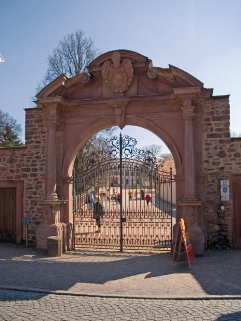 Seligenstadt_Benediktinerabtei_Einhard-Basilika_Mauer_Klosterpforte_a