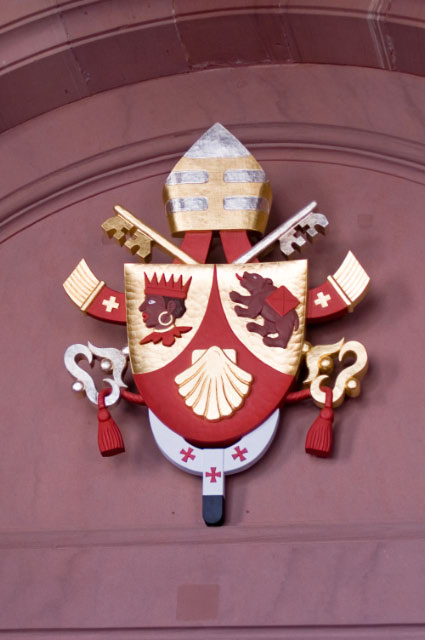 Seligenstadt_Benediktinerabtei_Einhard-Basilika_Papstwappen