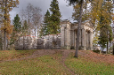 Gatschina-Schloss-Park-Birkenhaeuschen-Portal-Maske_0
