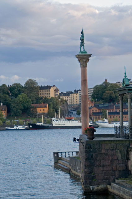 Stockholm_Kungsholmen_Rathaus_Park_Saeule_Riddarfjaerden